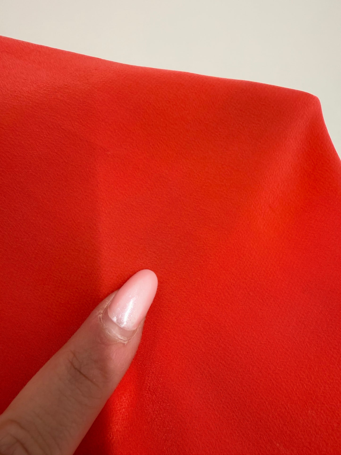 Top coral red în croi minimalist din mătase naturală în croi lejer