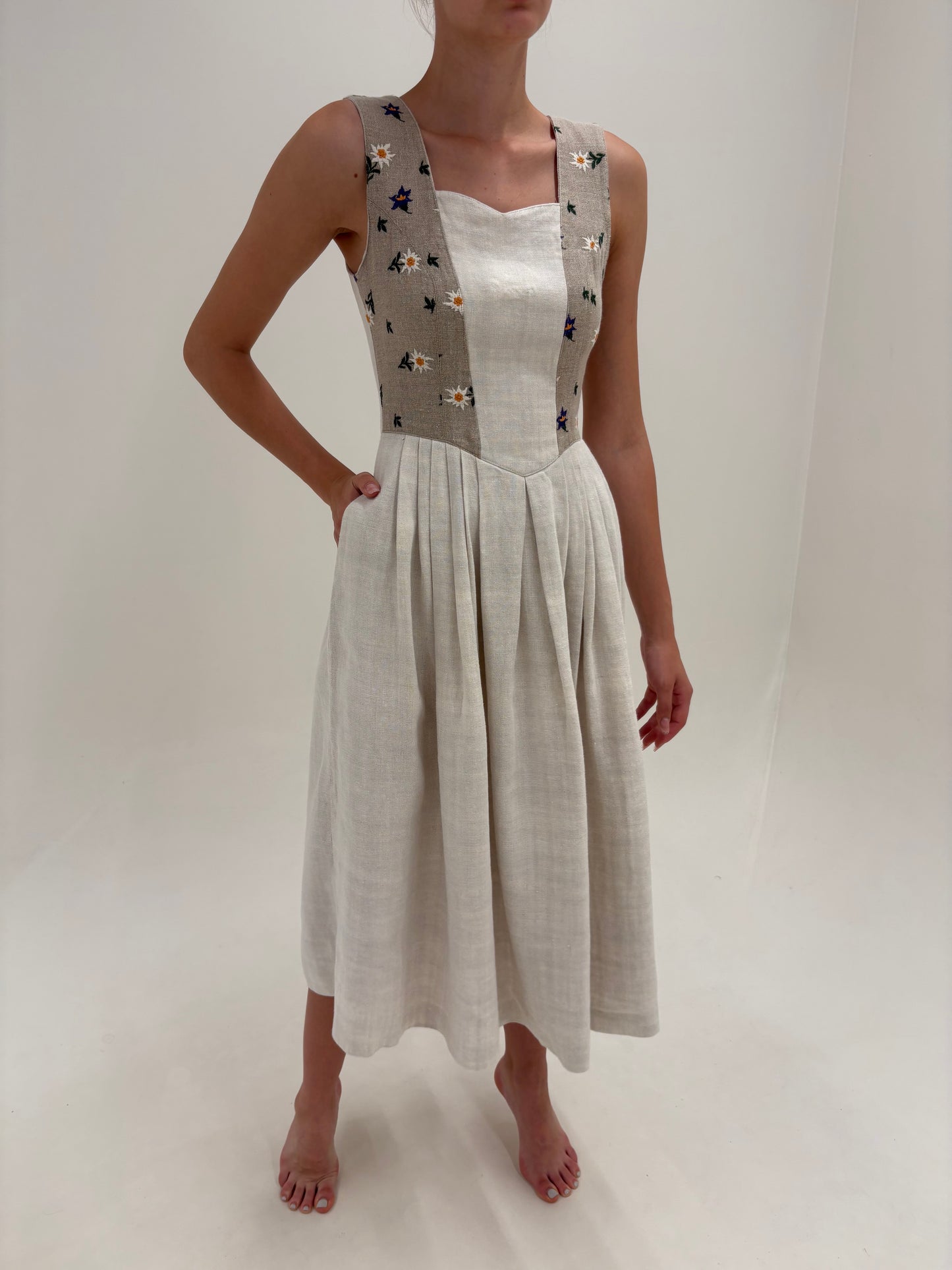 Rochie vintage maxi în nuanțe de nude cu broderie și corsaj din pânză grea de in