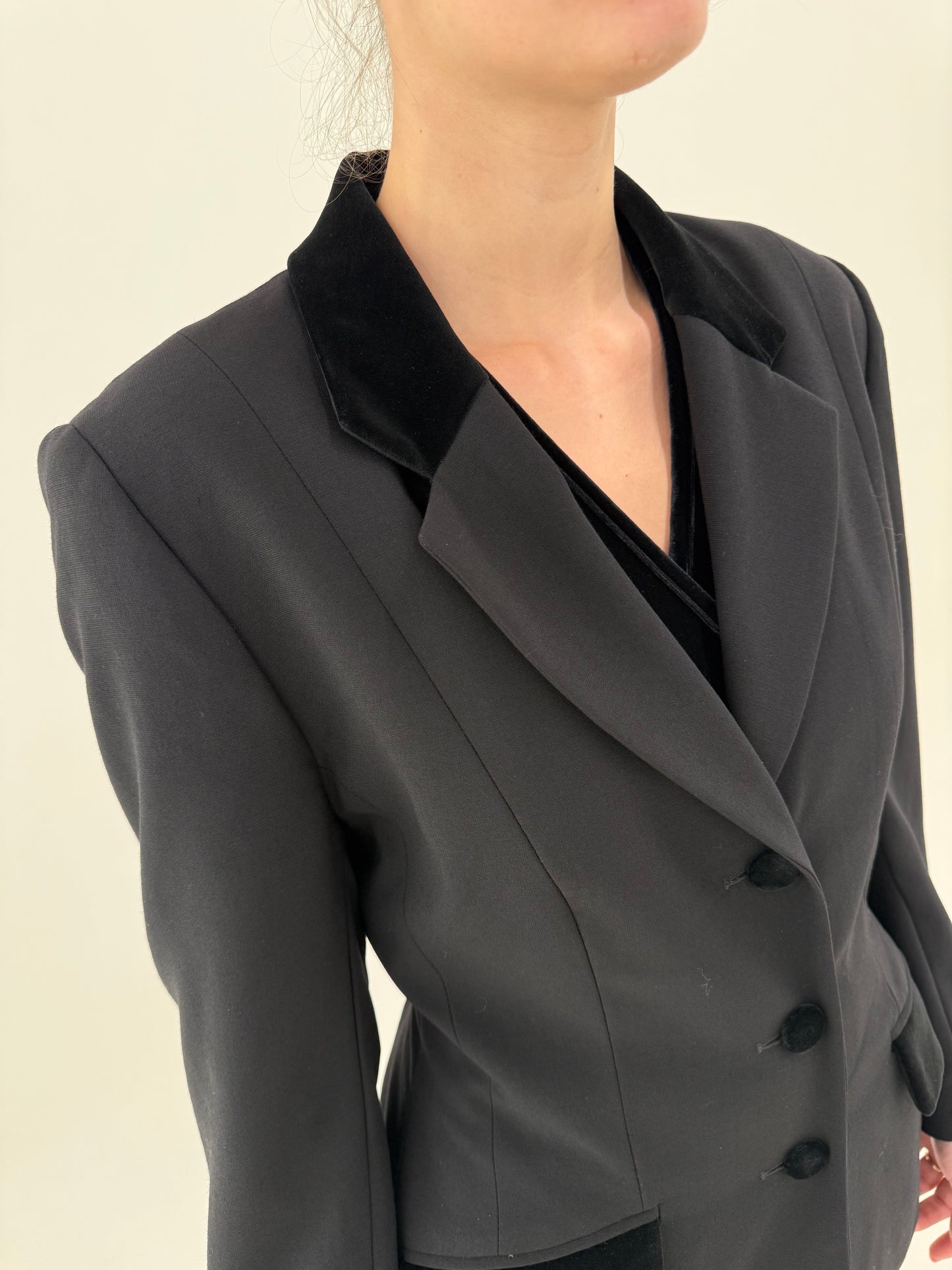 Sacou negru cambrat din lanita subțire cu inserții de catifea