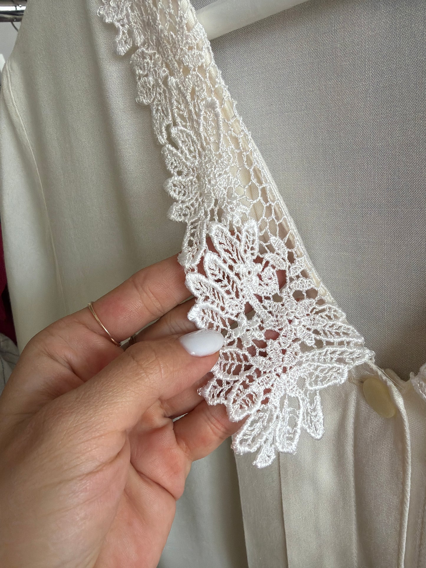 Cămașa cu guler din macrame fin lucrat manual și pliseuri decorative