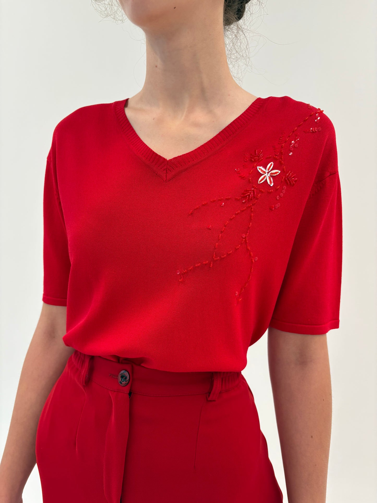Top vintage cherry red din jerse cu aplicații manuale delicate