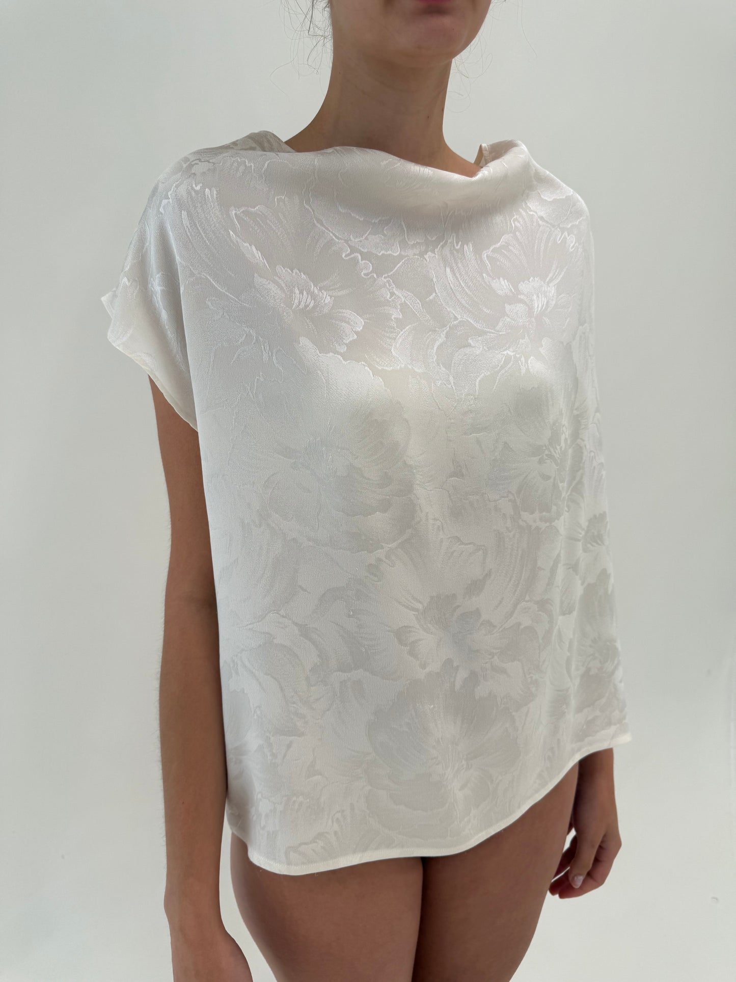 Top în croi minimalist din mătase natură texturată delicat