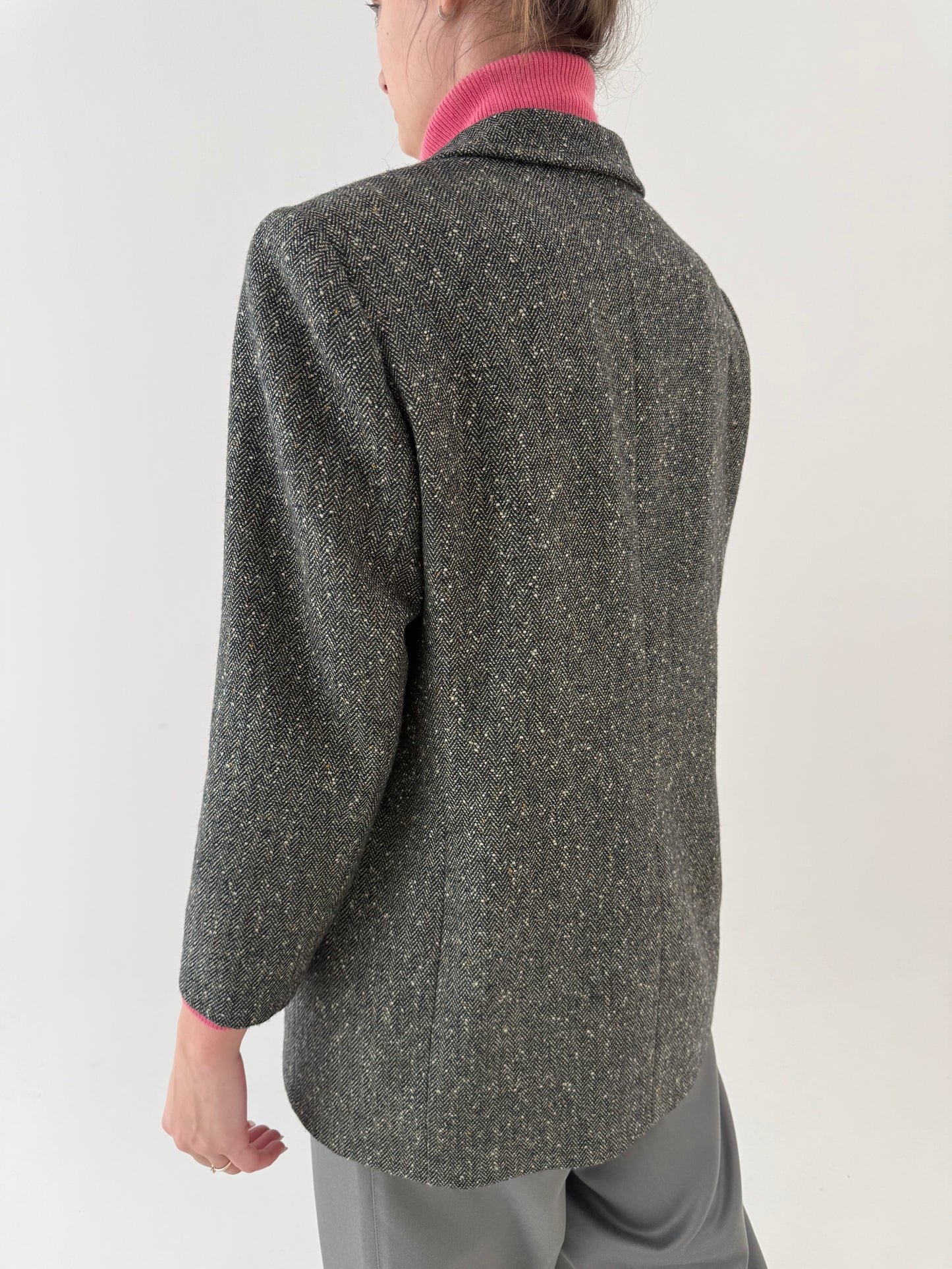 Sacou petite în croi ușor cambrat din stofă melanj de lana și cupro în culori superbe