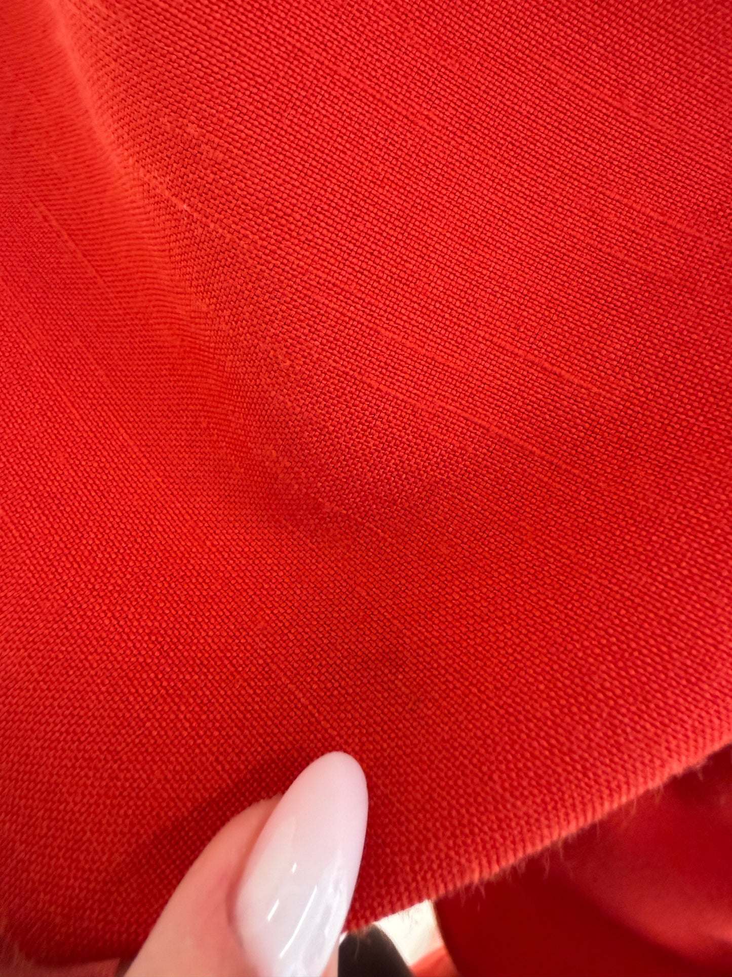 Costum roșu tare din pânză cu închidere dublă și pantaloni cu pense