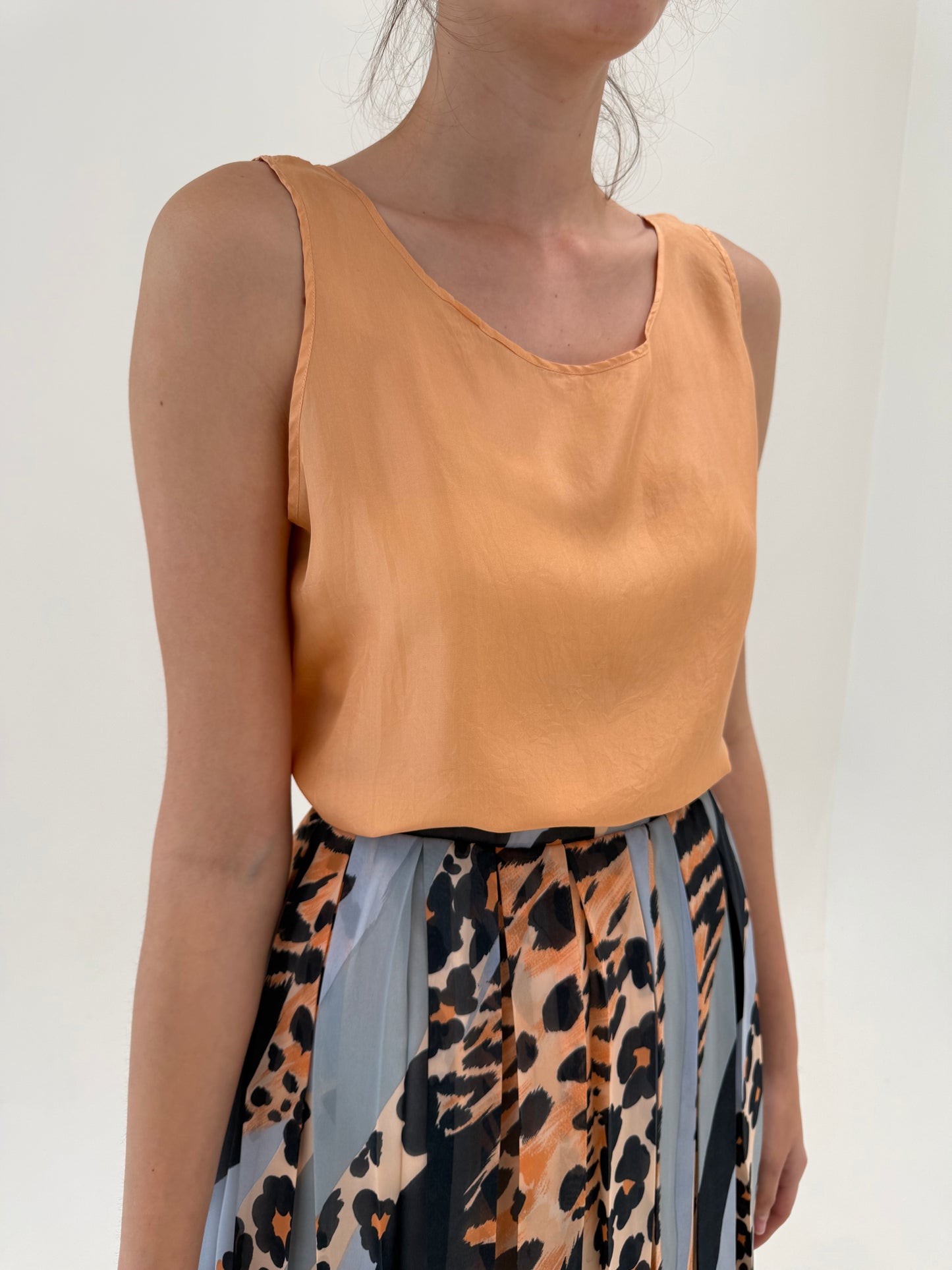 Top din mătase naturală powder orange în croi minimalist