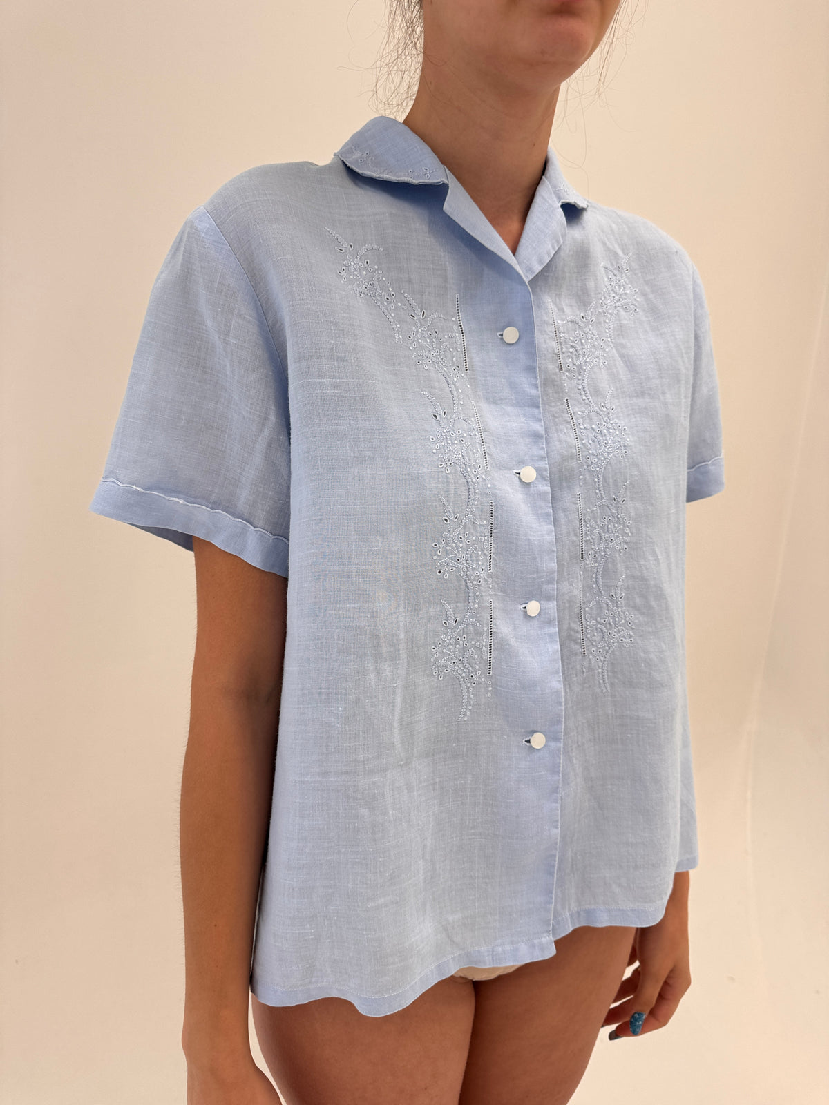 Cămașa bijuterie din in baby blue cu broderie manuală delicată
