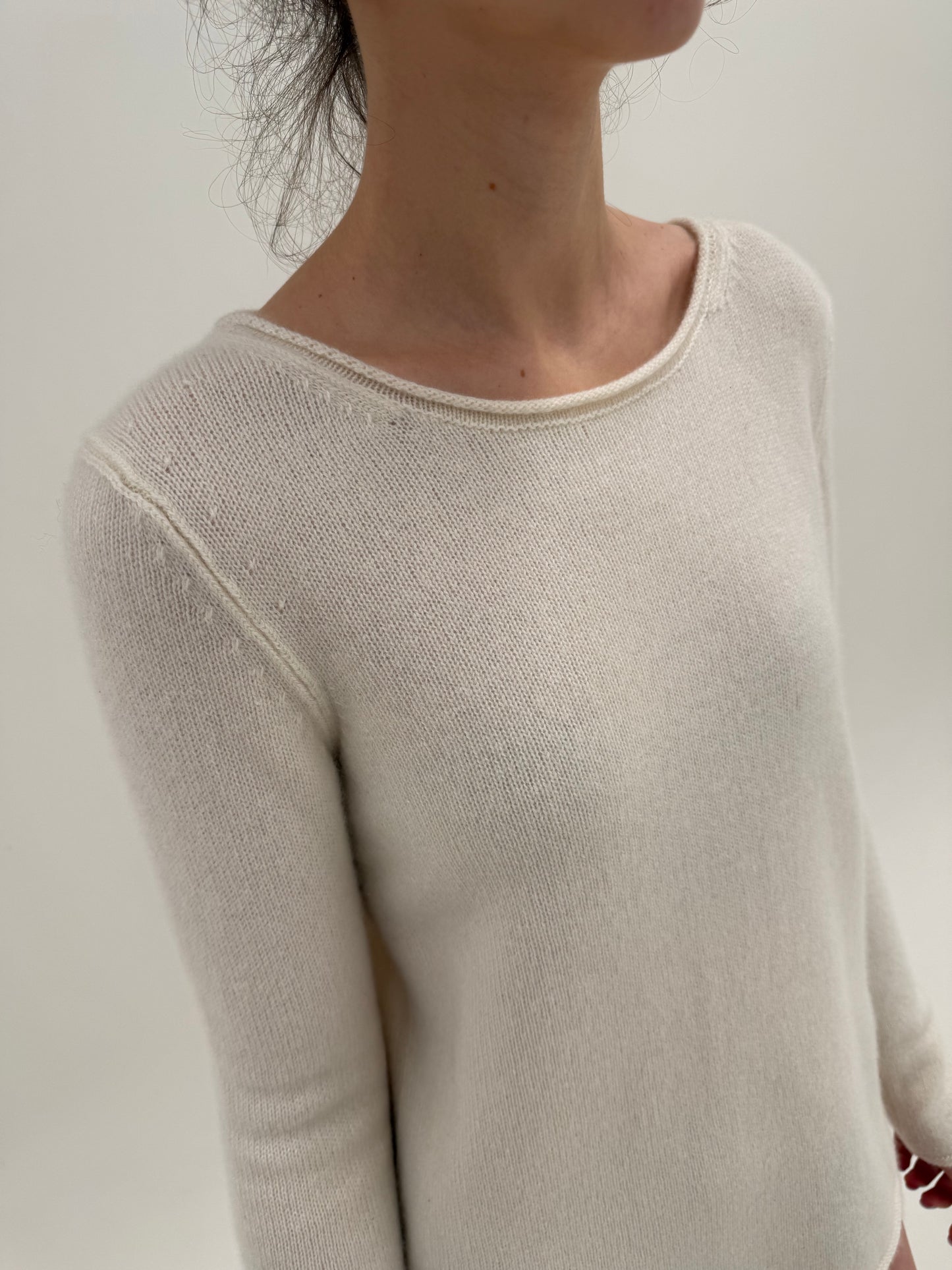 Pulover butter white din cașmir multiply cu decolteu bărcuță