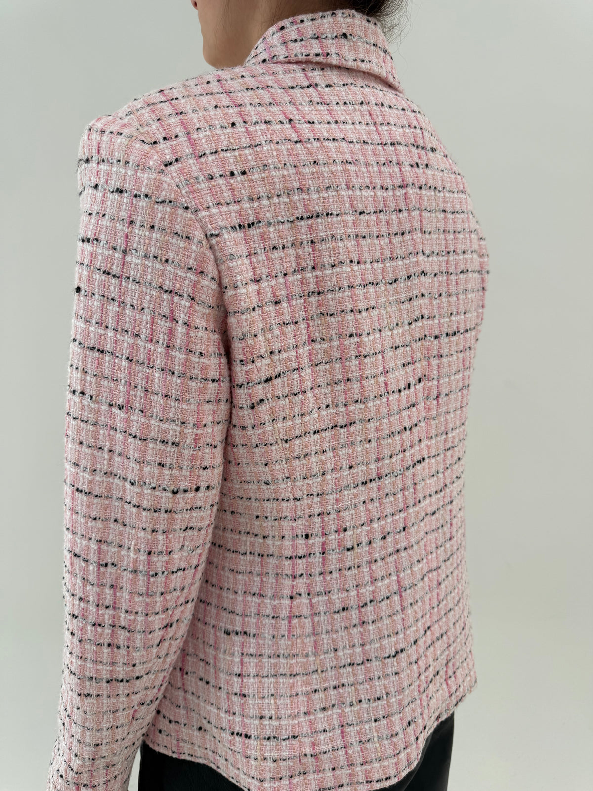 Jacheta roz pudrat din tweed excepțional în stil Chanel în croi ușor cambrat