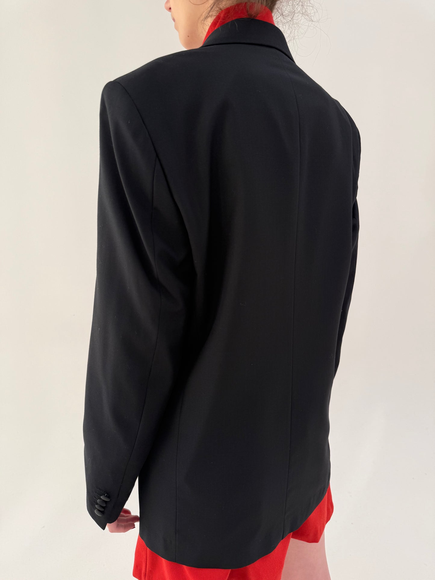 Smoking negru cu revere satinate din lana extrafina ușor lucioasă