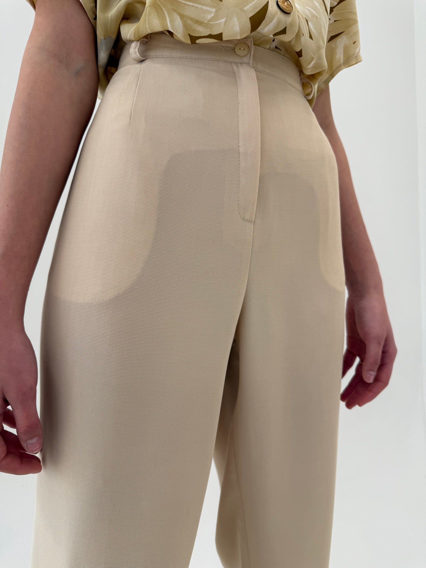 Pantaloni nude tall din pânză cu talie ultra înaltă și solduri generoase