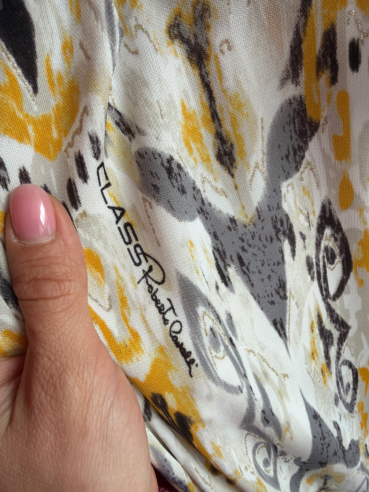 Rochie Roberto Cavalli cu print specific brandului din jerse vaporos și nasturi bijuterie
