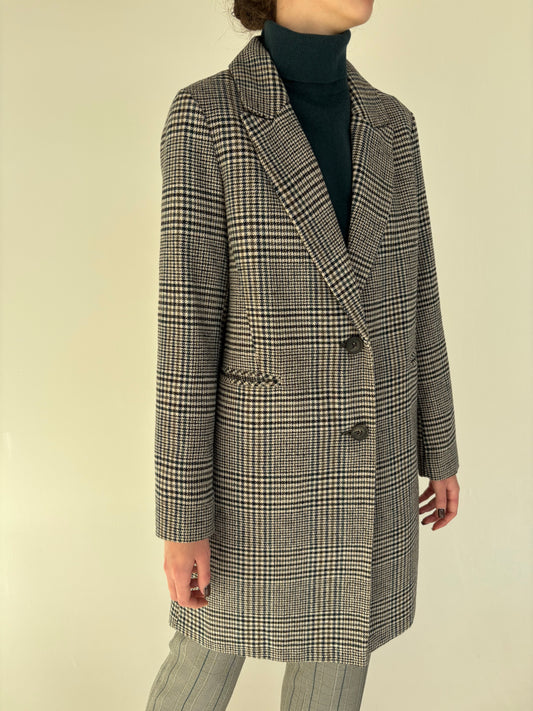 Palton în carouri și croi minimalist din mix de lana extrafina