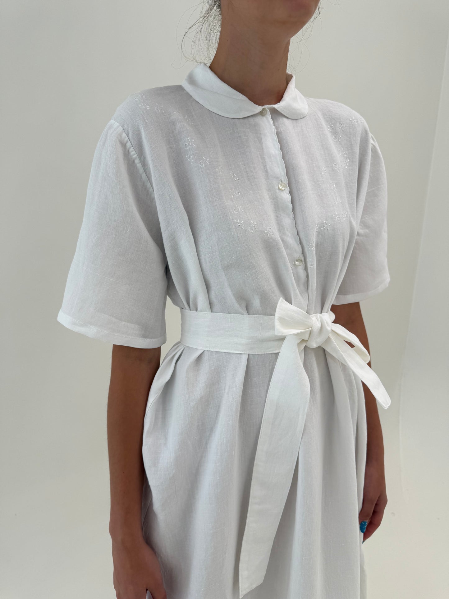Rochie maxi din in excepțional cu broderie manuală delicată și cordon