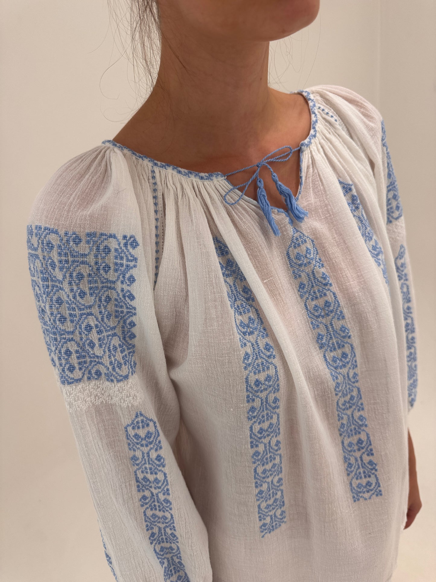 Cămașa din museline de bumbac cu broderie manuala excepțională baby blue