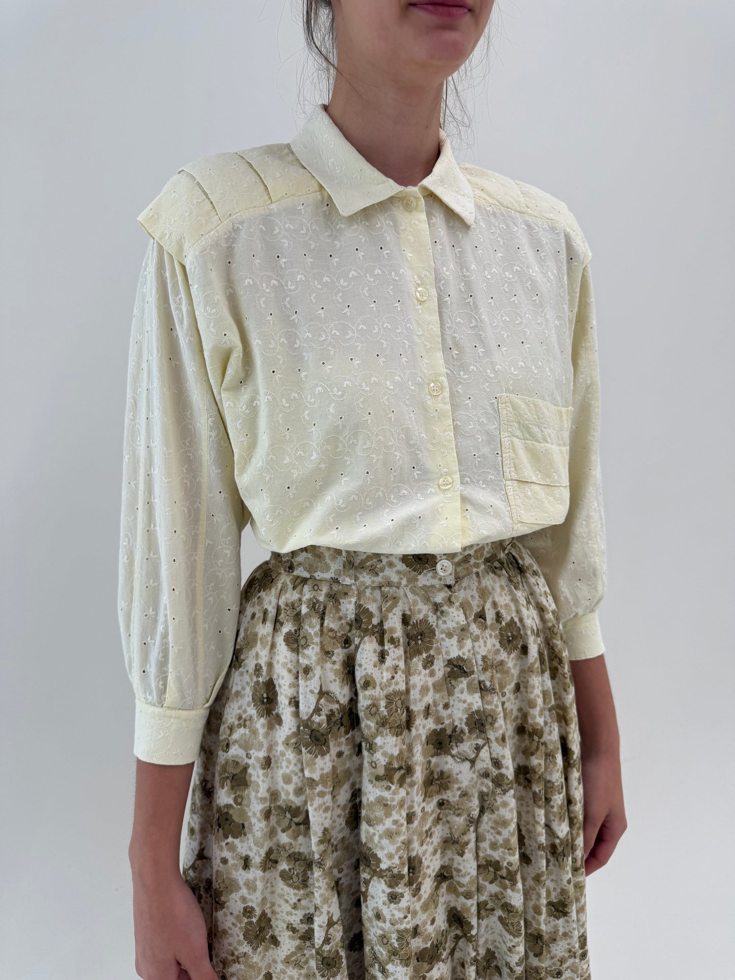 Camasa vintage petite din bumbac în croi retro modern integral cu broderie anglaise