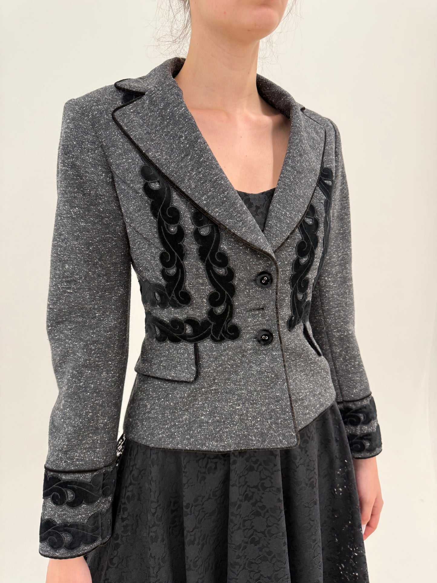 Sacou elegant cu aplicații negre cambrat din stofita lightweight de sezon cald