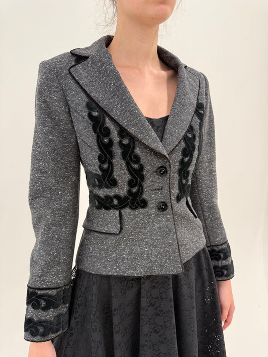 Sacou elegant cu aplicații negre cambrat din stofita lightweight de sezon cald