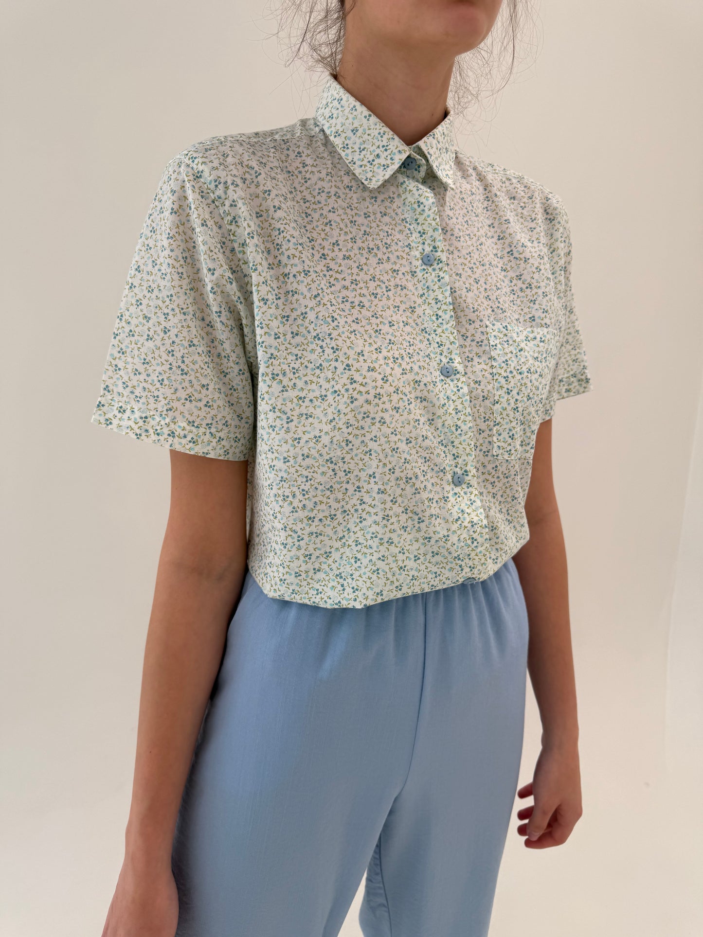 Cămașa vintage din panzica de bumbac cu print floral delicat