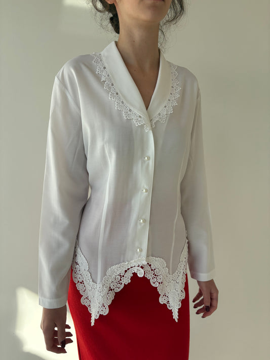 Cămașa vintage cambrata cu talie ușor reglabilă la spate și dantelă macrame