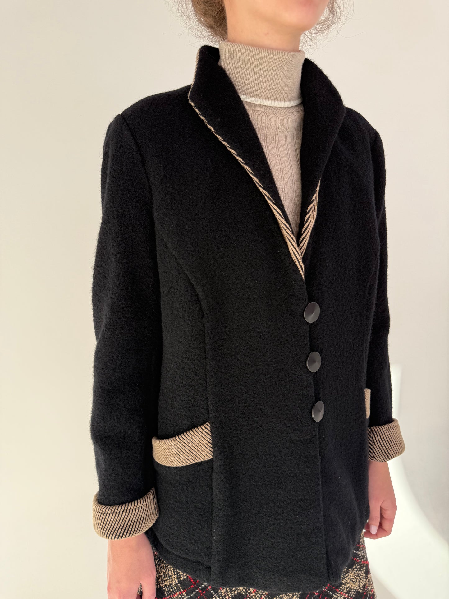 Sacou lung negru din boiled wool cu manșete reglabile și inserții camel