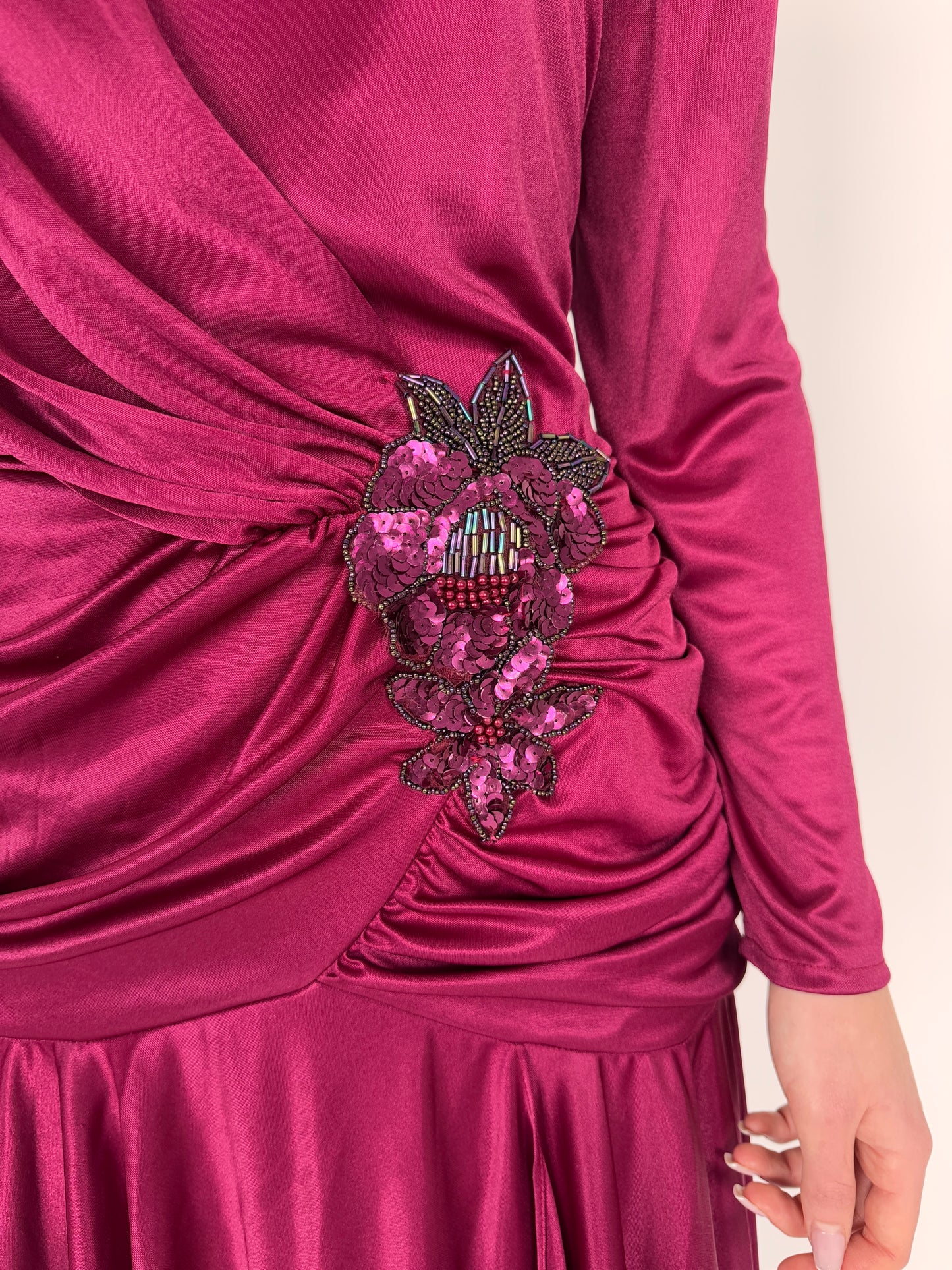 Rochie vintage magenta cu fronseuri și aplicație bijuterie