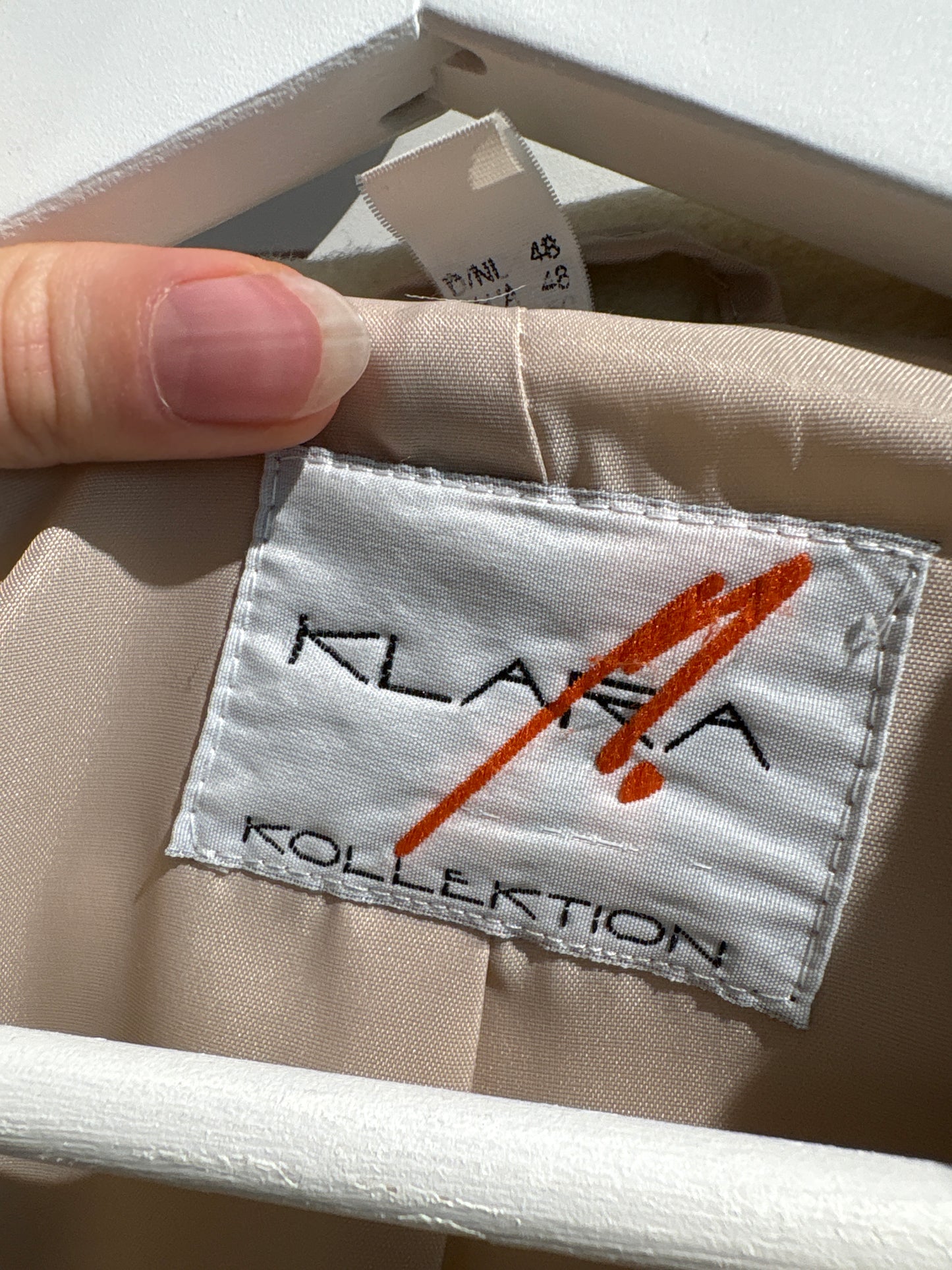 Palton vintage off white din stofă extrafina și moale de lana cu revere rotunjite