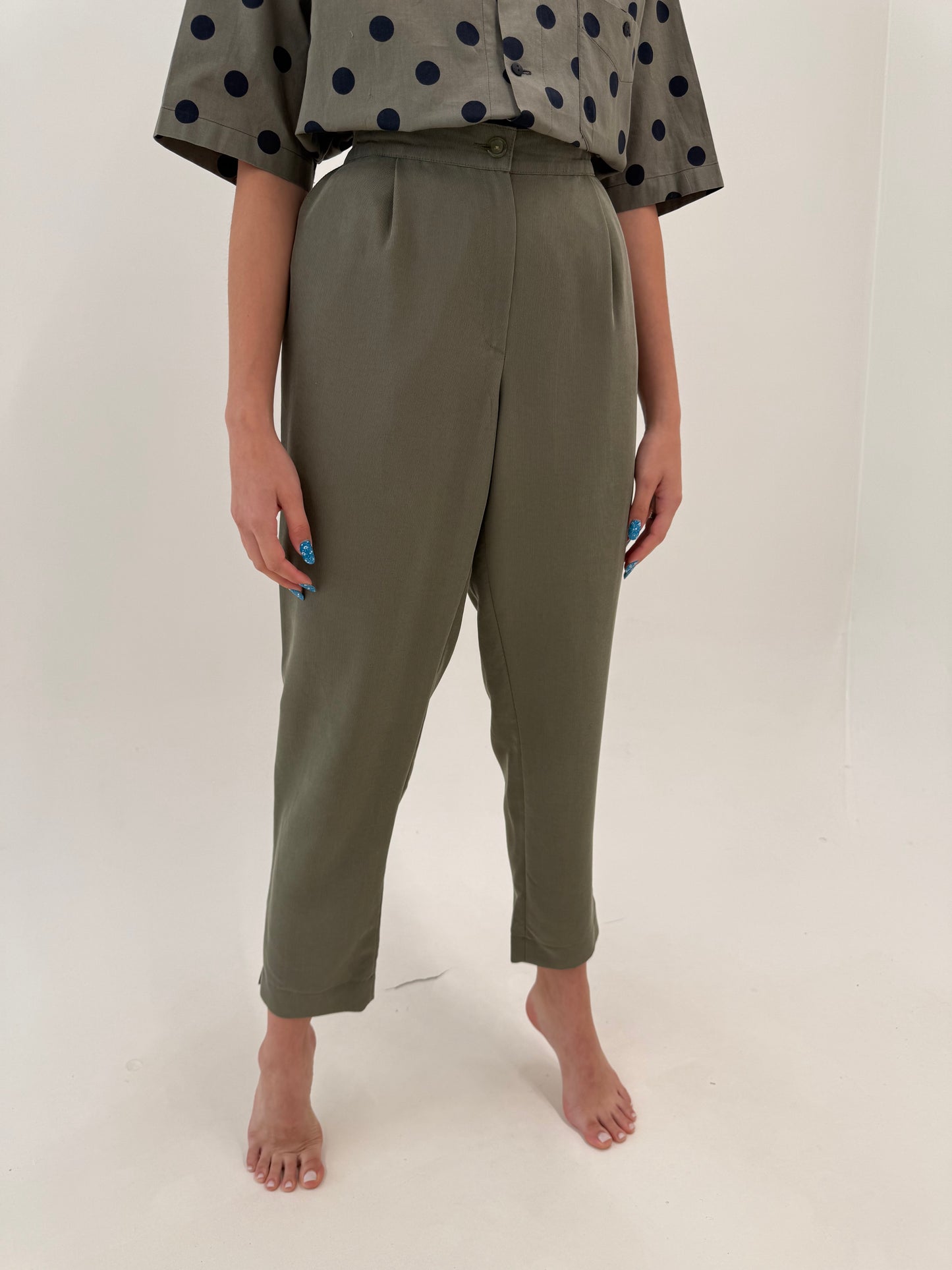 Pantaloni kaki din modal cu solduri generoase și talie elastică