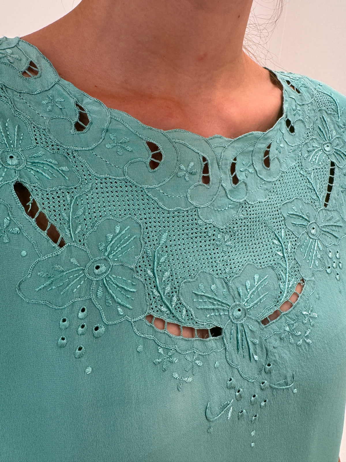 Top aqua blue bijuterie din mătase naturală cu broderie manuală superbă