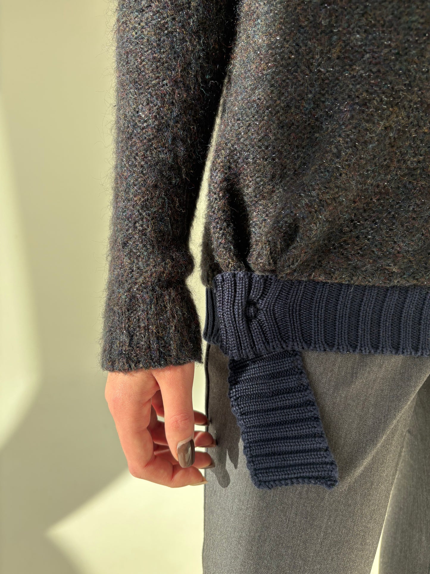 Pulover tall în croi chic modern ușor deconstruit din baby mohair