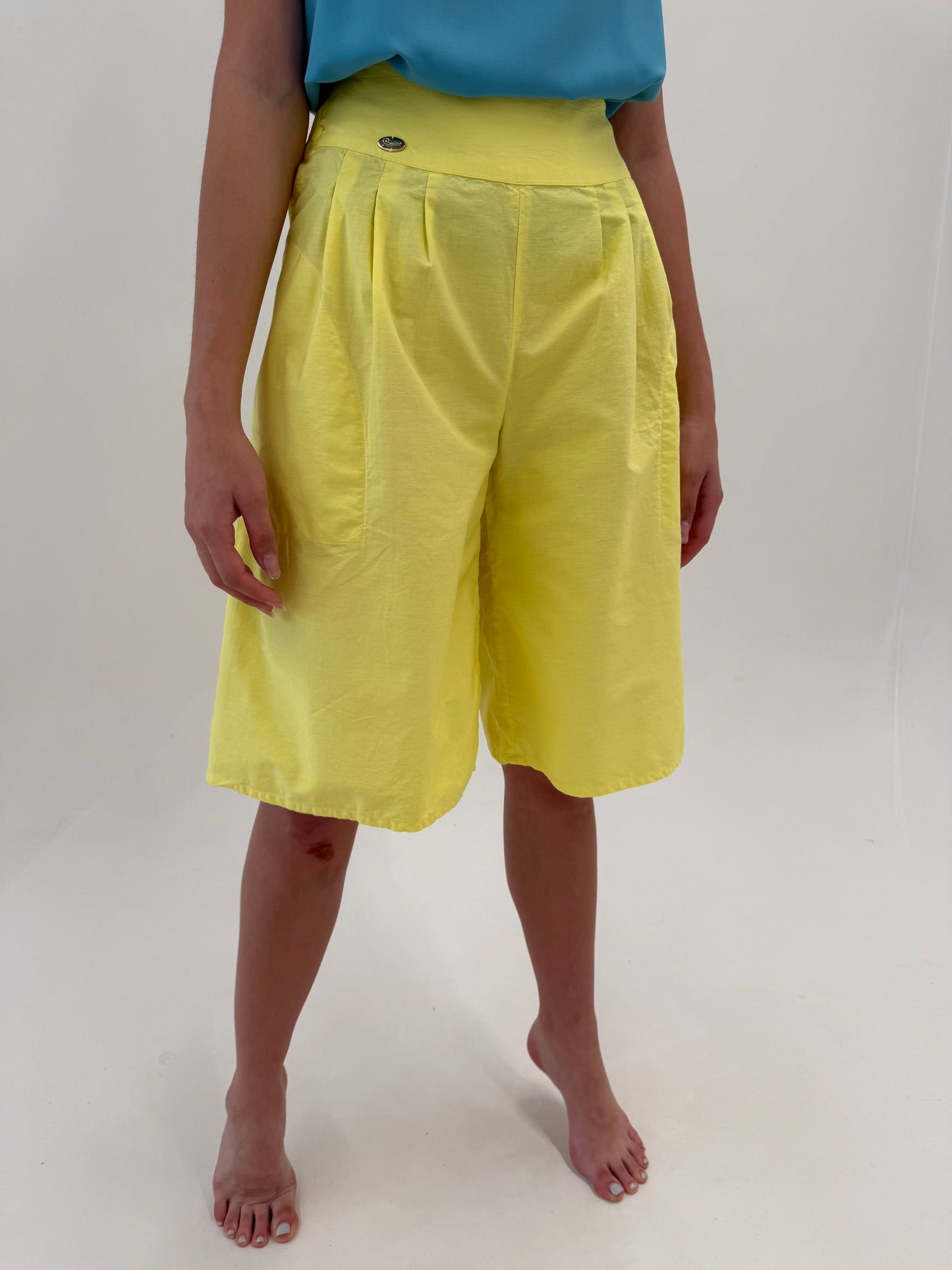 Culottes lemon yellow din bumbac cu pense și talie mică xtrem de înaltă
