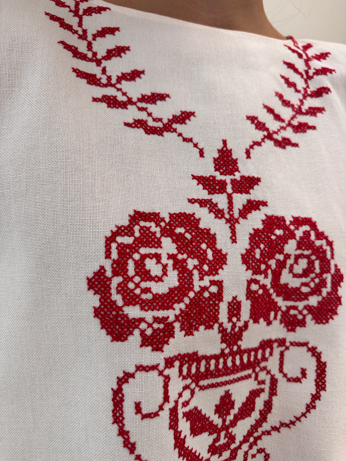 Set vintage din in excepțional cu broderie manuală și macrame