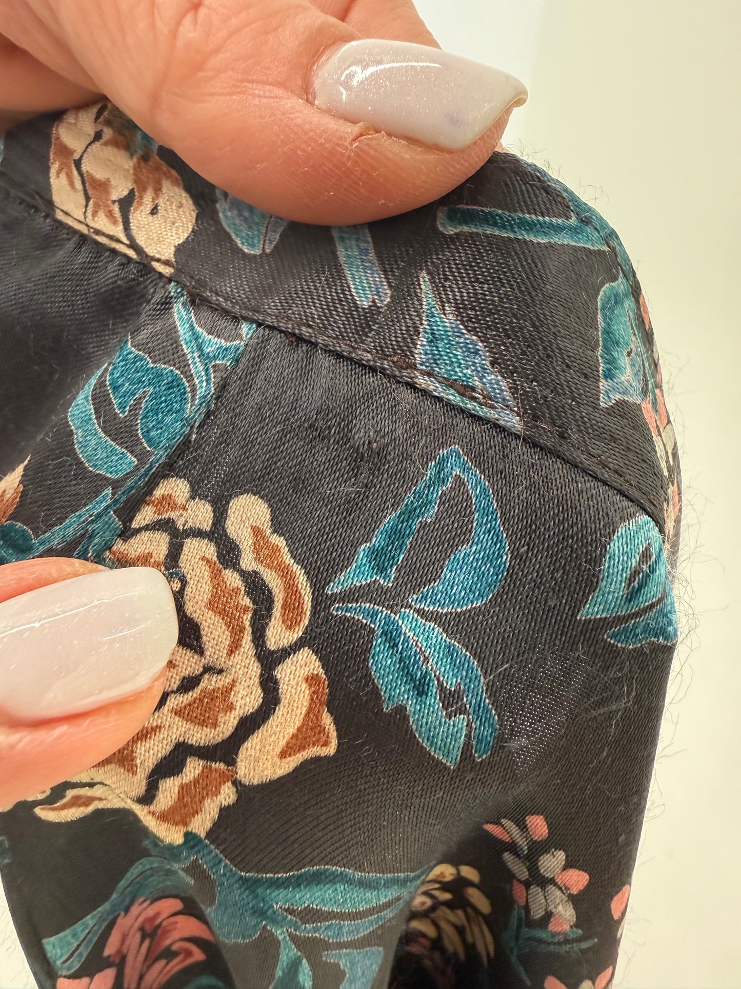 Fustă maxi satinata neagră cu print floral în bie de la zi la seară