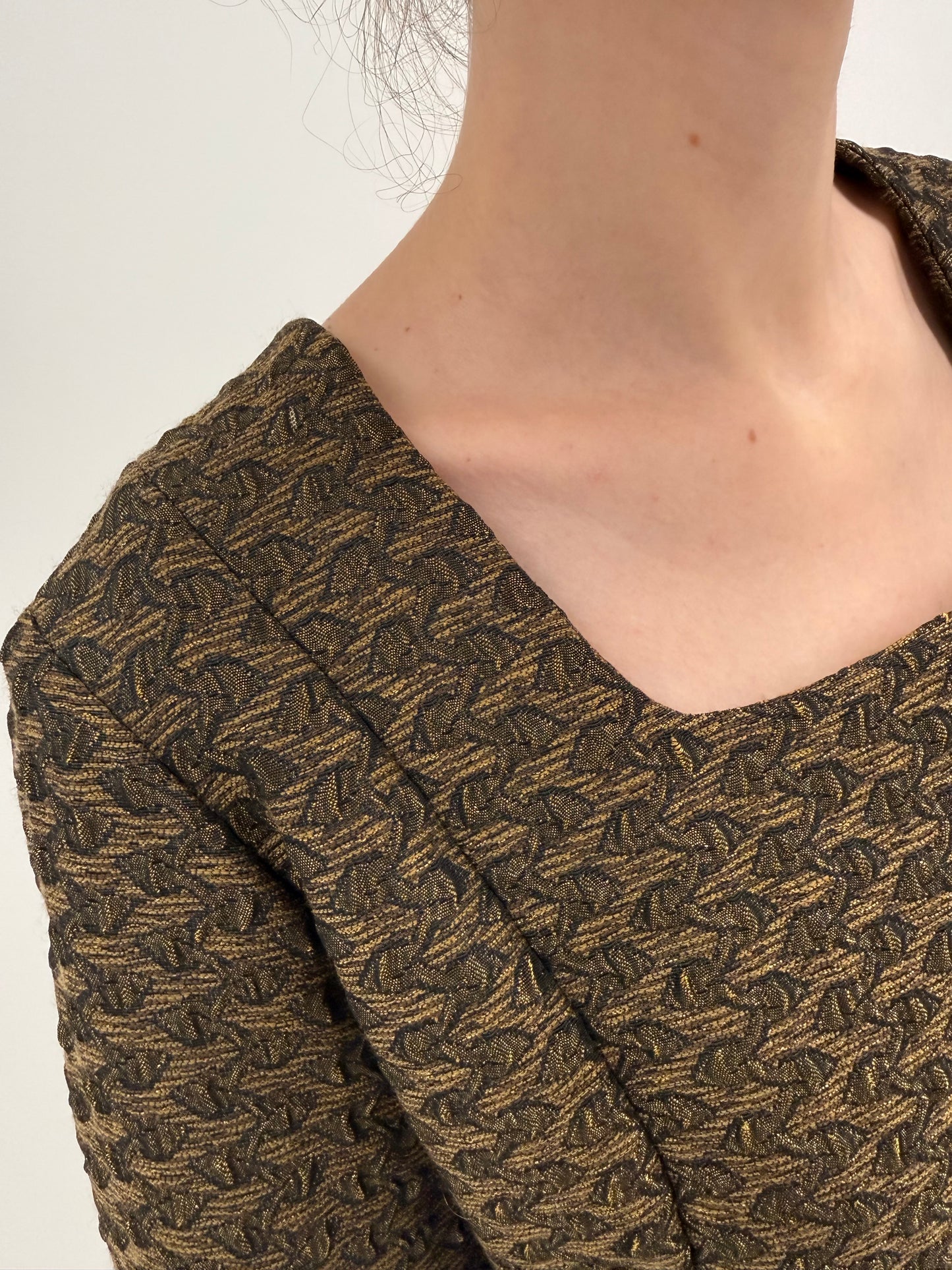 Rochie old vintage early 60s in silueta seath din jacquard muted gold de colecție