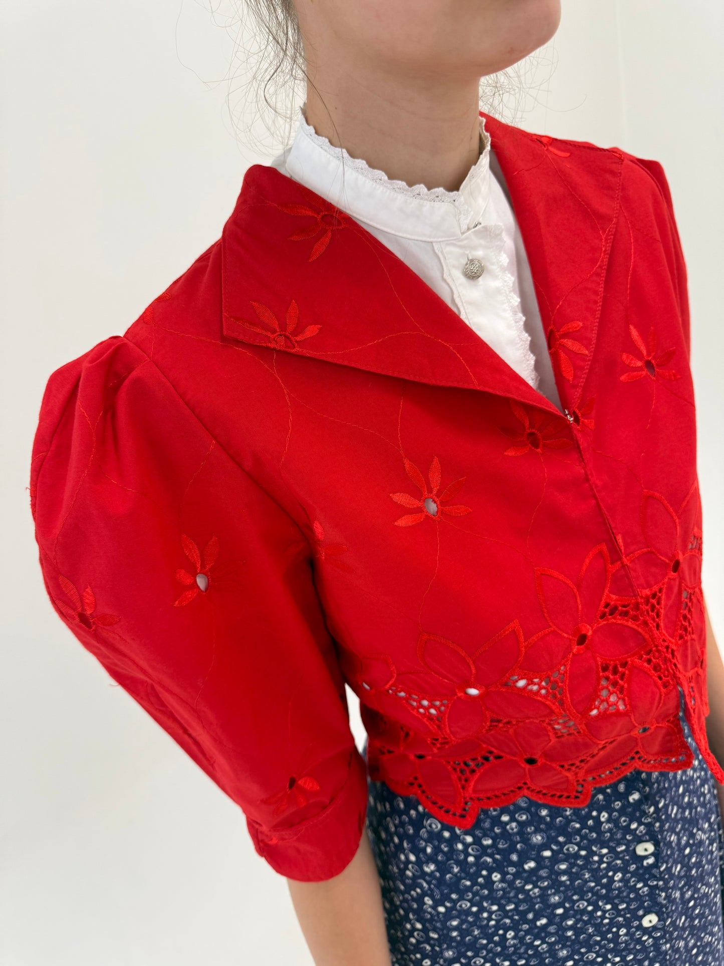 Sacou vintage cu broderie anglaise superba cherry red cu umeri bufanți