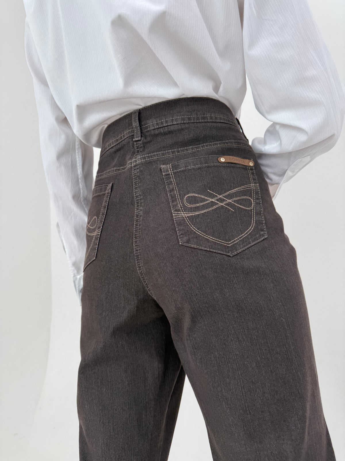 Jeans chocolate brown ultra confort modelatori cu etichetă straight leg