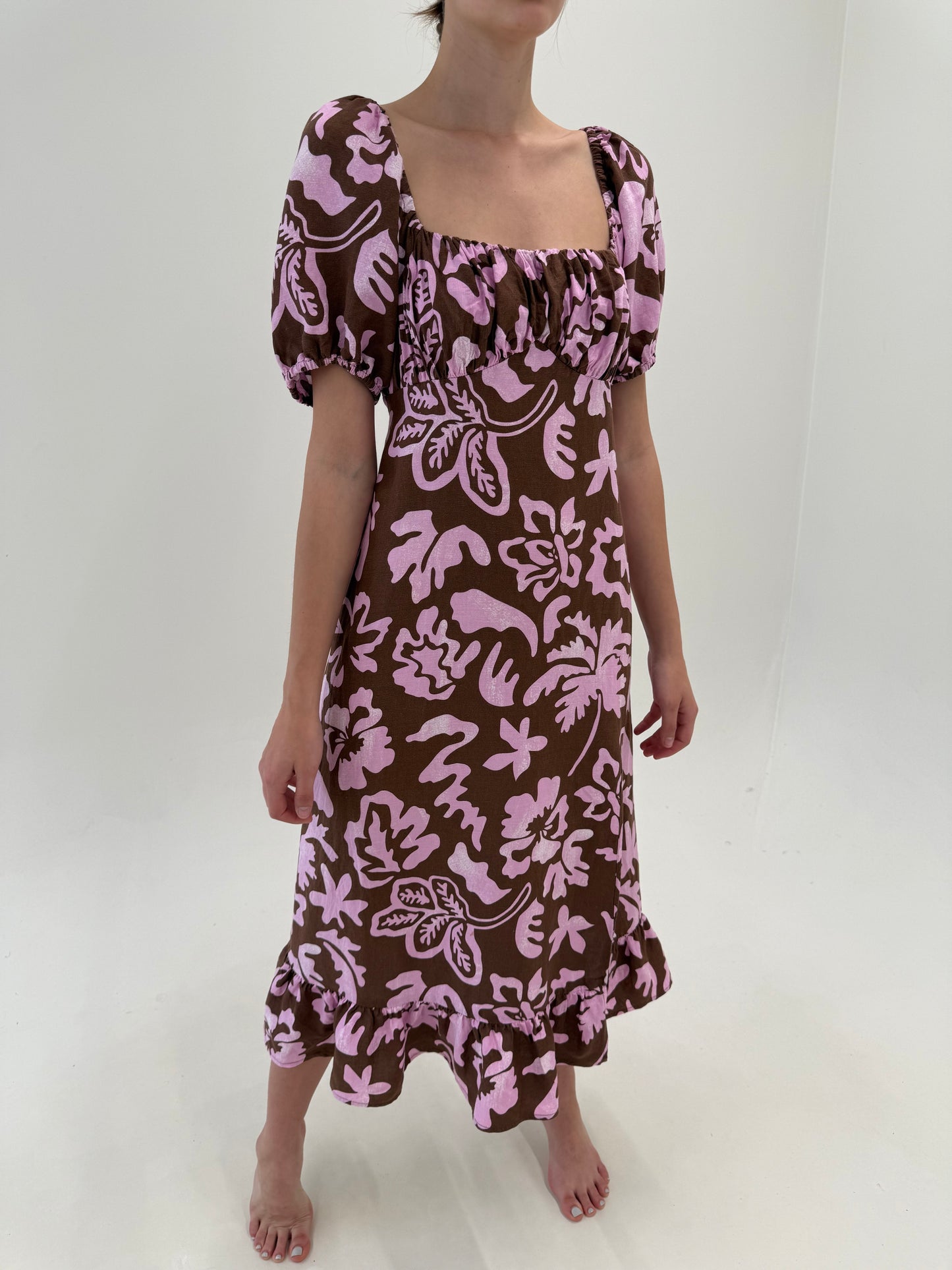 Rochie vintage maxi chocolate brown cu print roz din in cu bust drapat reglabil