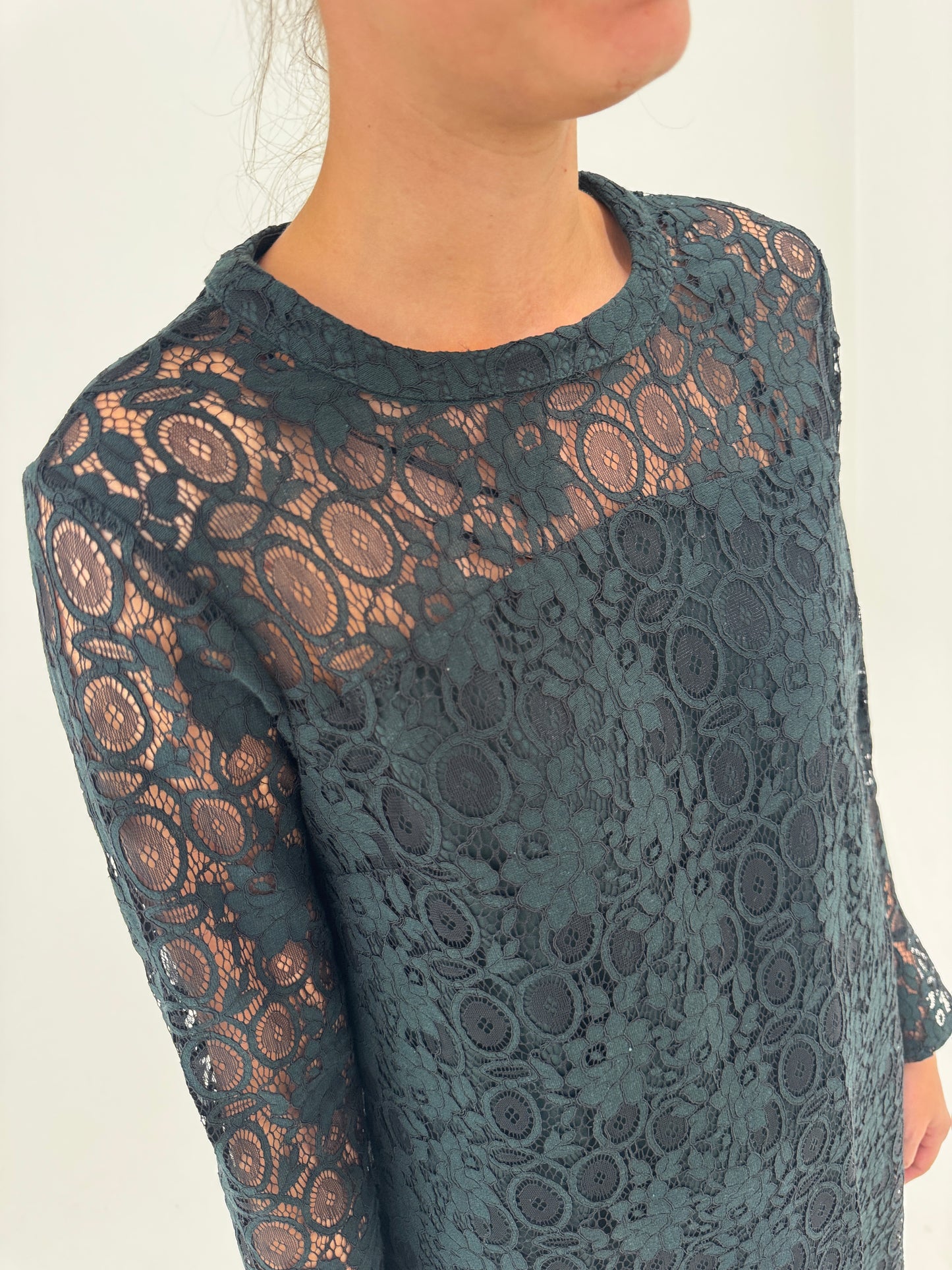 Rochie dark green din dantelă plină în croi de inspirație ani 60 de la zi la seară