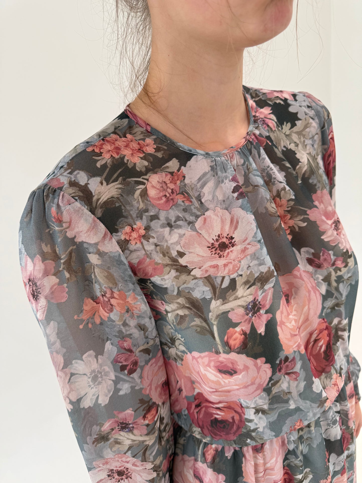 Rochie maxi din Georgette cu print floral superb în culori pudrate și talie elastică