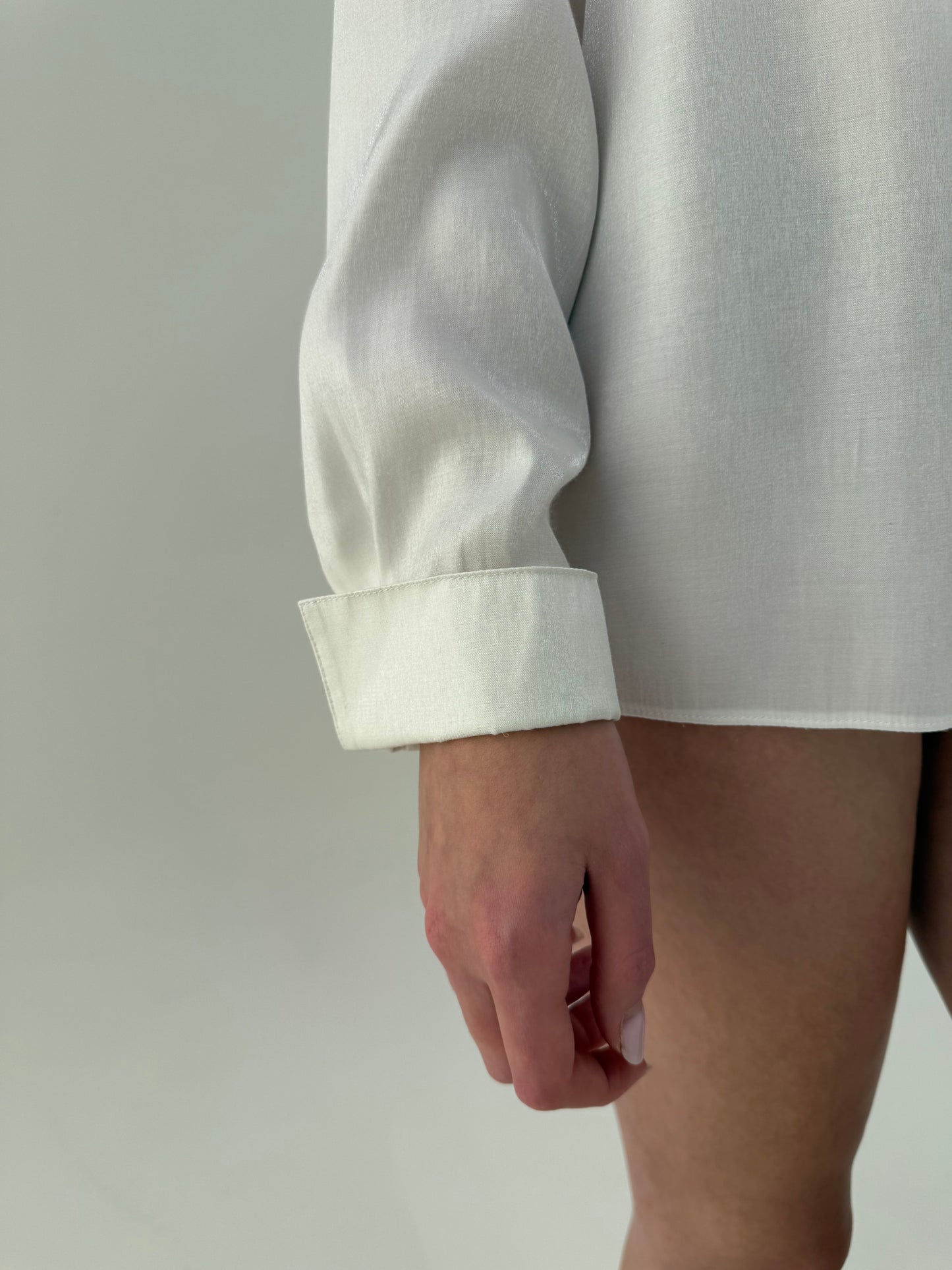 Cămașa albă dinpoplin premium cu manșete duble și guler scrobit