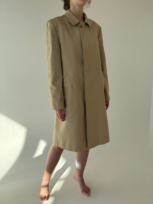 Trench vintage camel din gabardină în croi super revenit în trend impermeabil