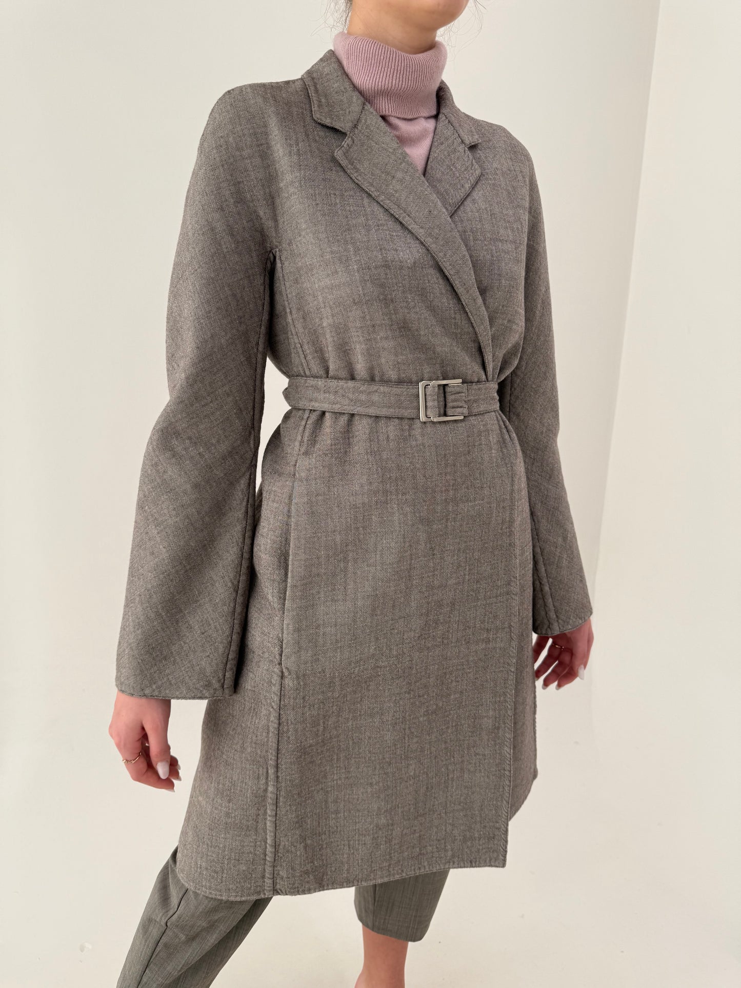 Pardesiu Hugo Boss light taupe din lanita subtire extrafina de primăvară