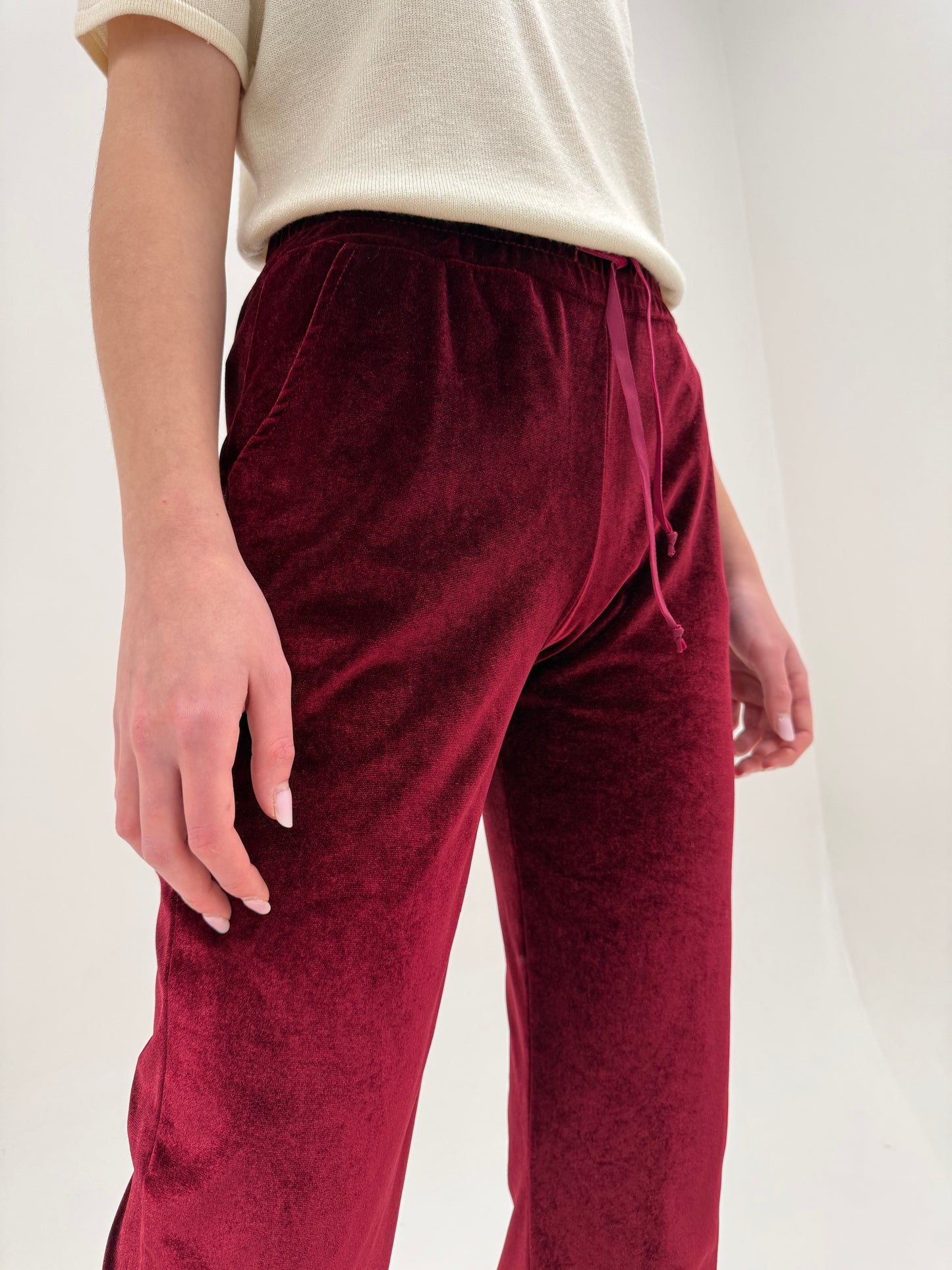 Pantaloni burgundy din catifea cu talie înaltă și influențe casual