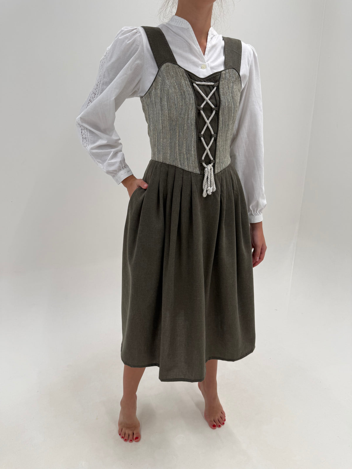 Rochie vintage cu corsaj și buzunare din stofă de lana extrafina și lyocel