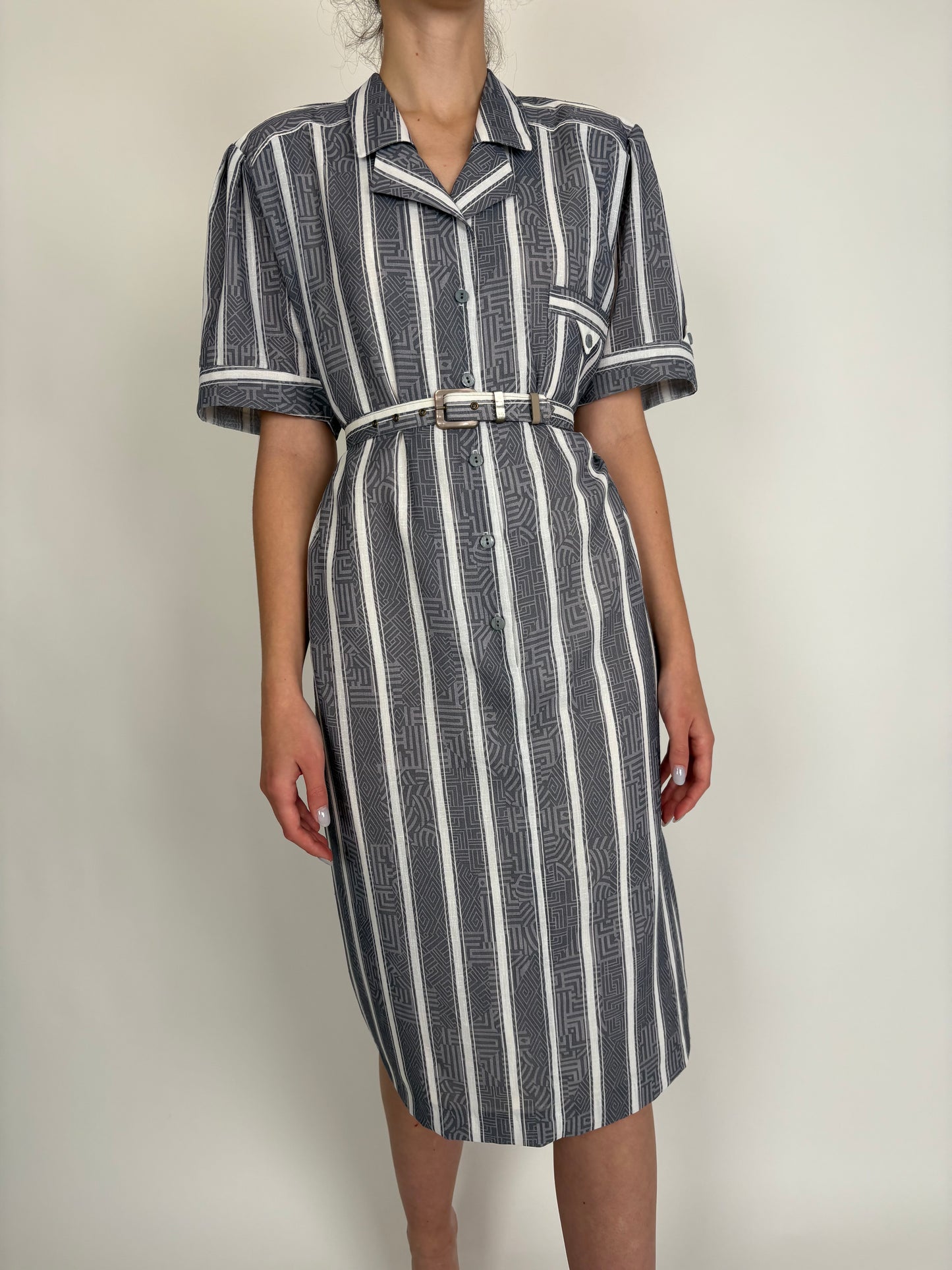 Rochie vintage în dungi verticale cu talie marcată reglabilă