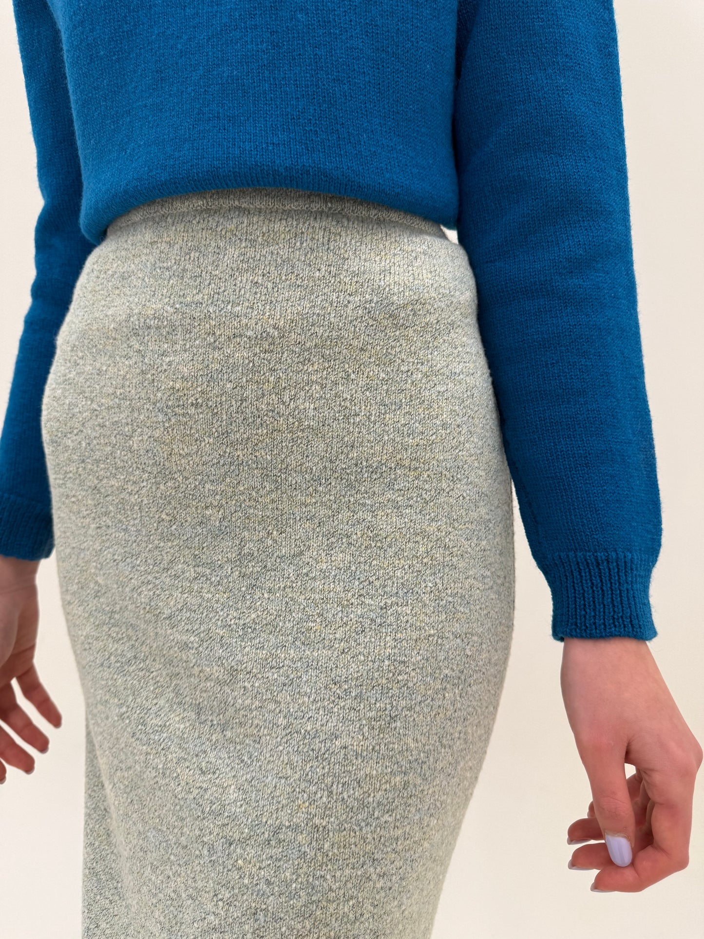 Fustă midi spre maxi din tricot de lan extrafina melanj silver gray cu baby blue