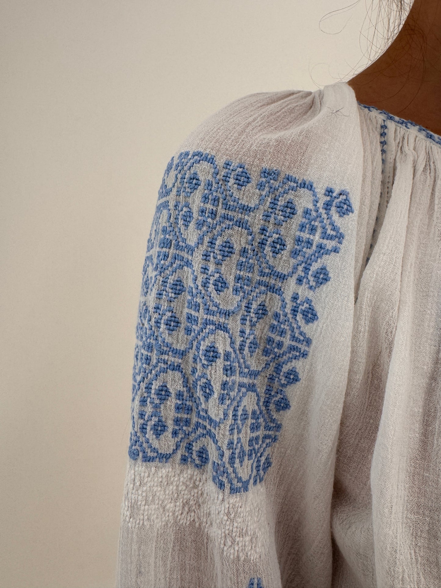 Cămașa din museline de bumbac cu broderie manuala excepțională baby blue