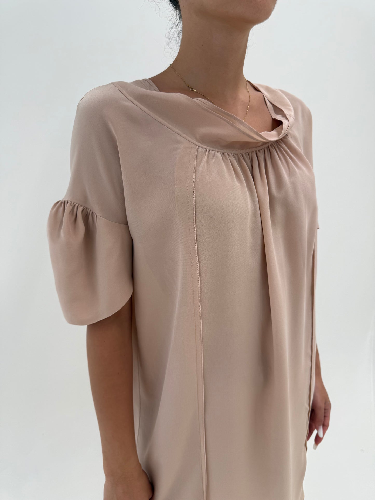 Rochie Miu Miu din mătase matuala nude în croi amplu drapat ultra confortabil