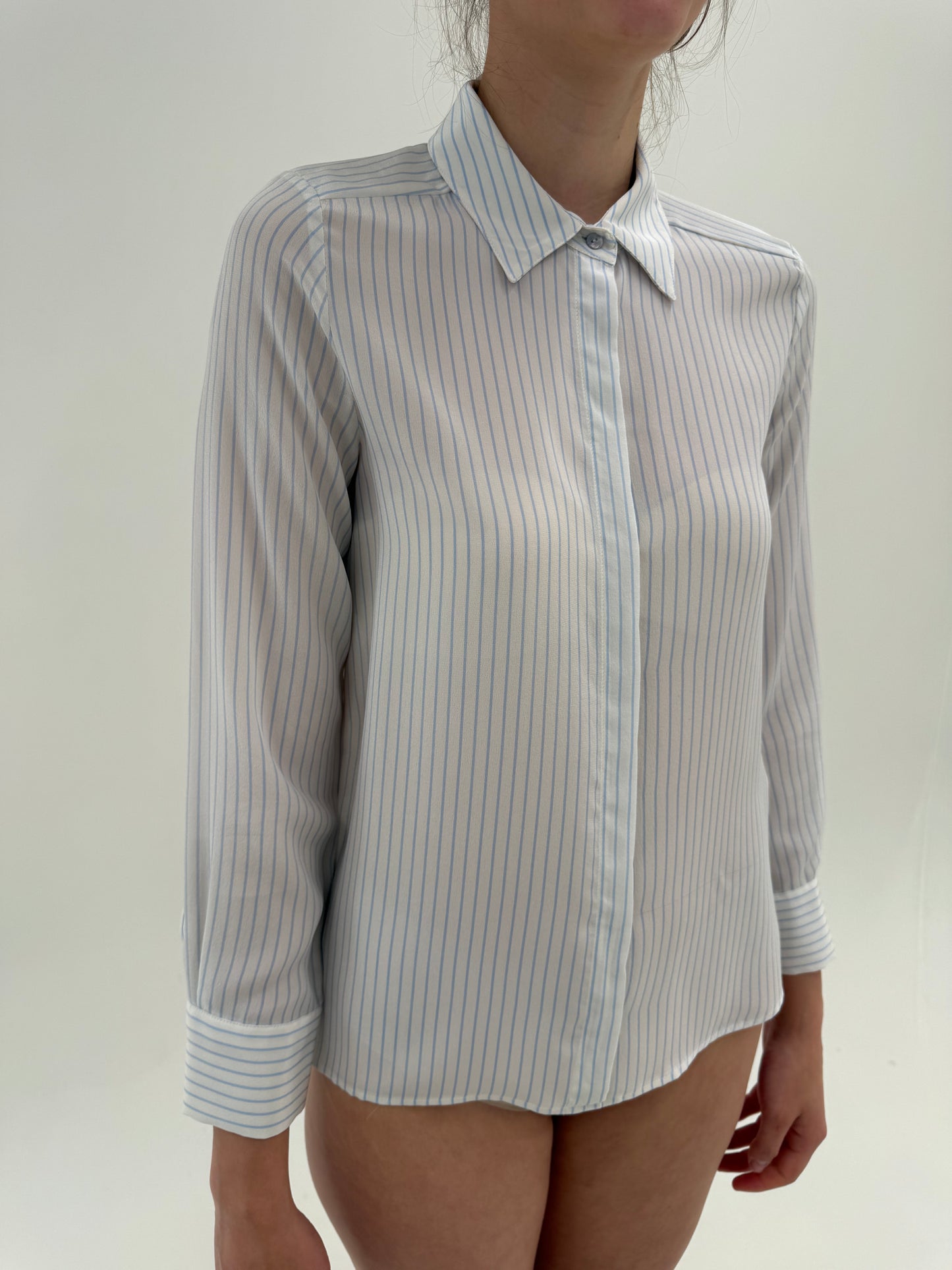 Cămașa nouă italiană din mătase naturală gama Max Mara cu dungi fine baby blue
