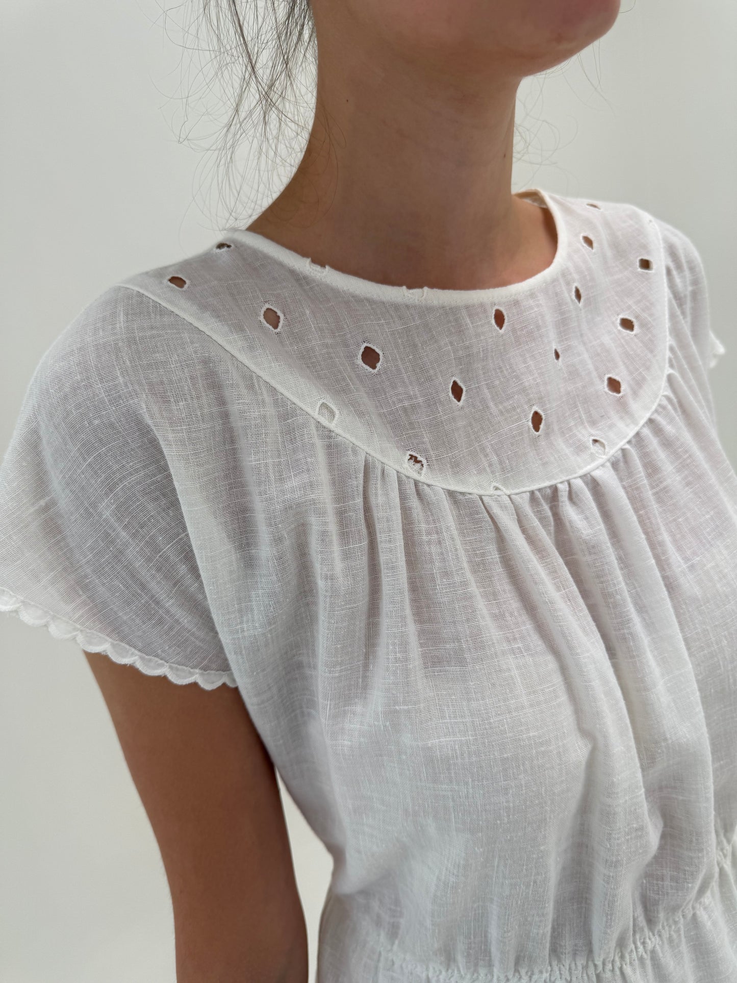 Rochie albă din panzica de bumbac cu broderie anglaise