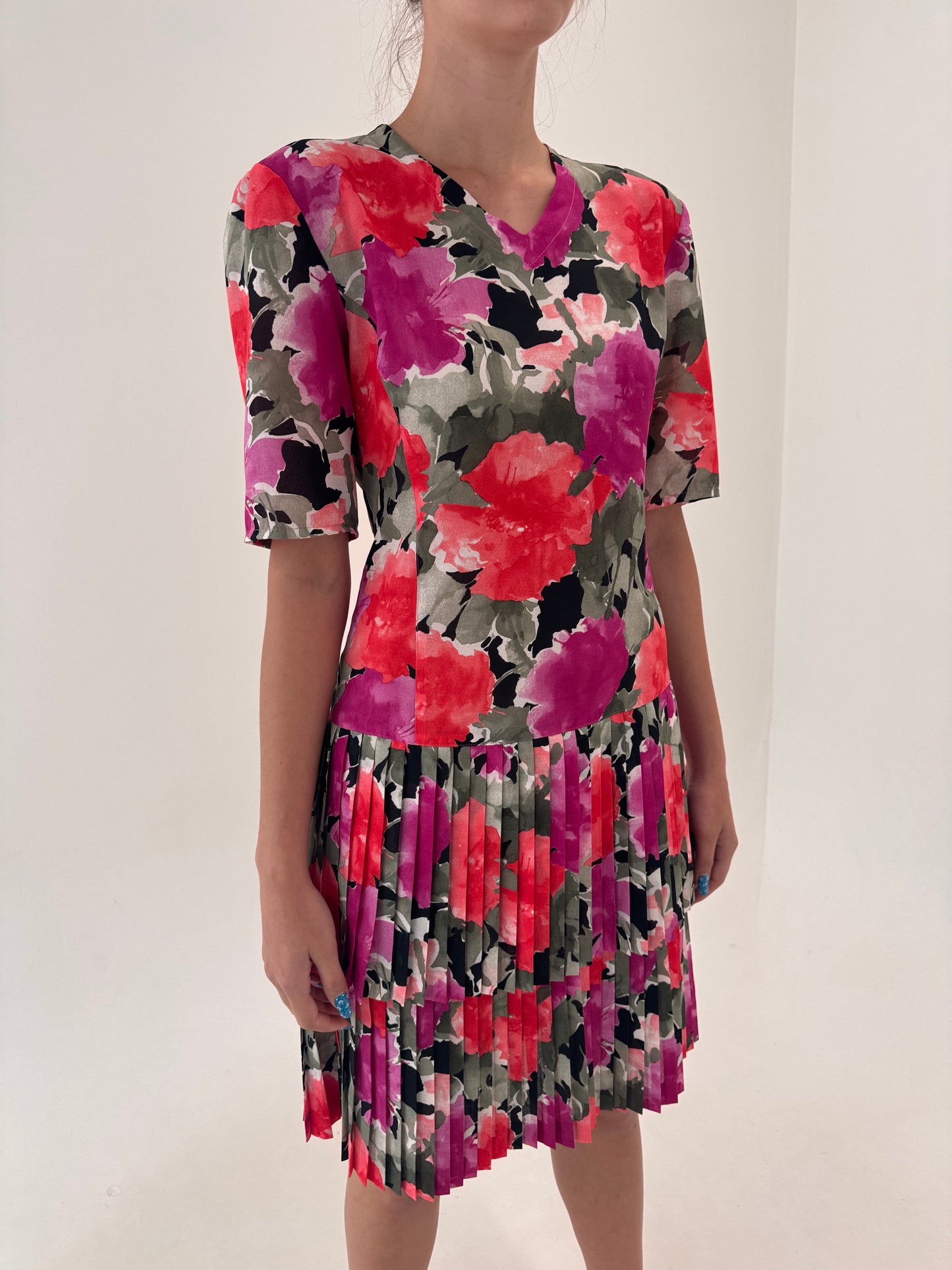 Rochie vintage italiană cu print ca pictat în croi retro revenit în trend